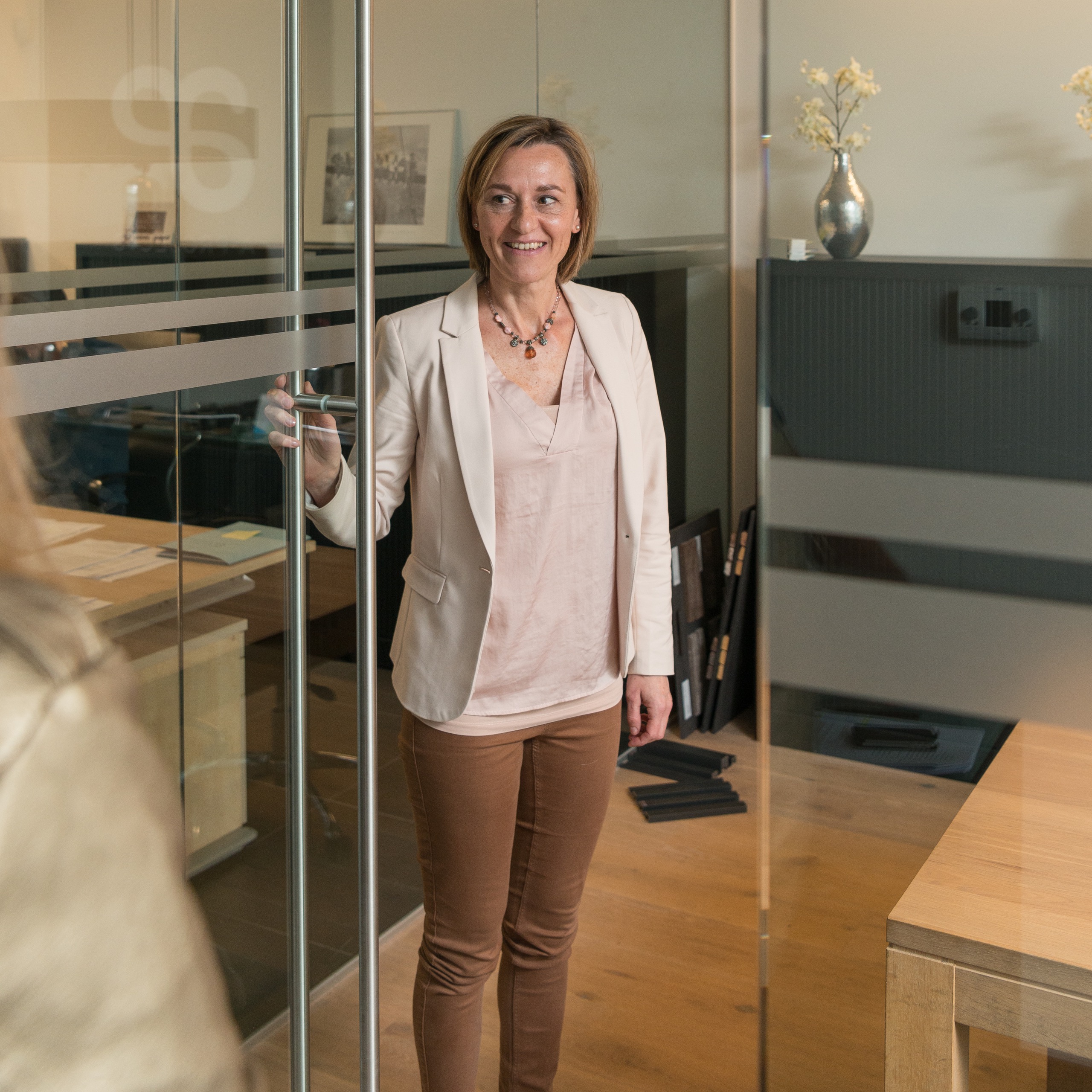 Els ontvangt een klant in het kantoor van A-Projects