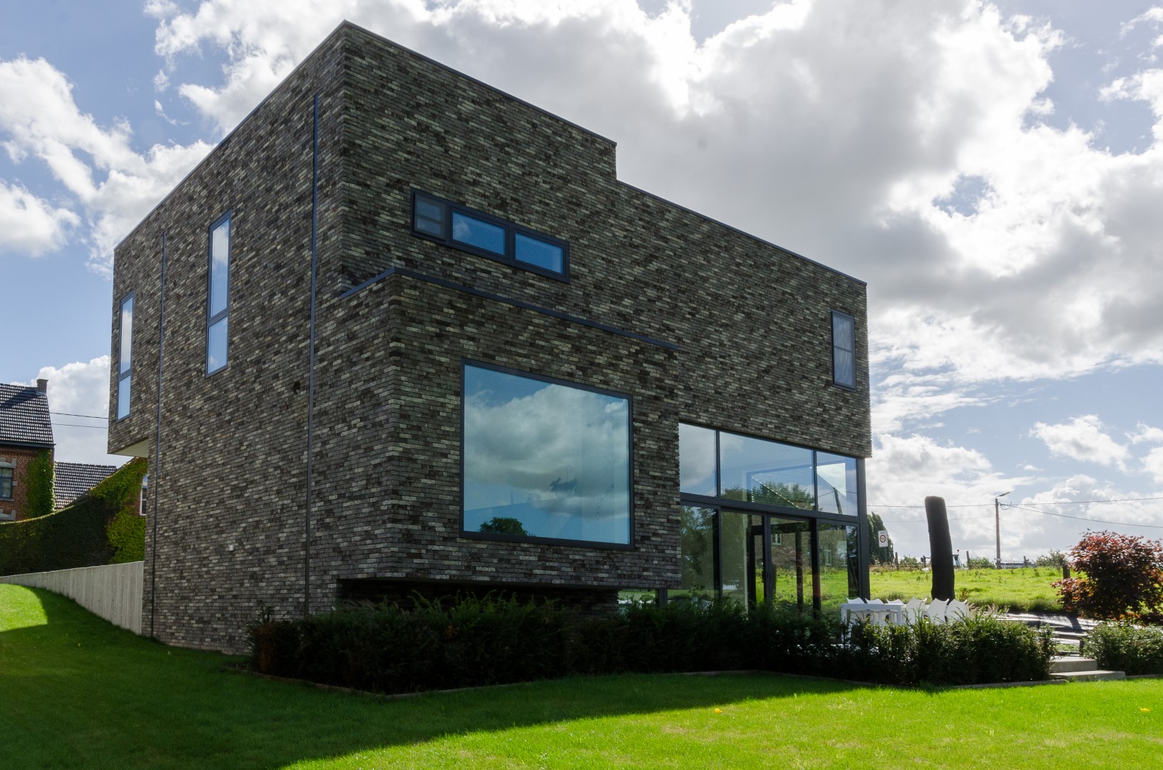 Achterkant strakke woning in Herfelingen met uitzicht op natuur