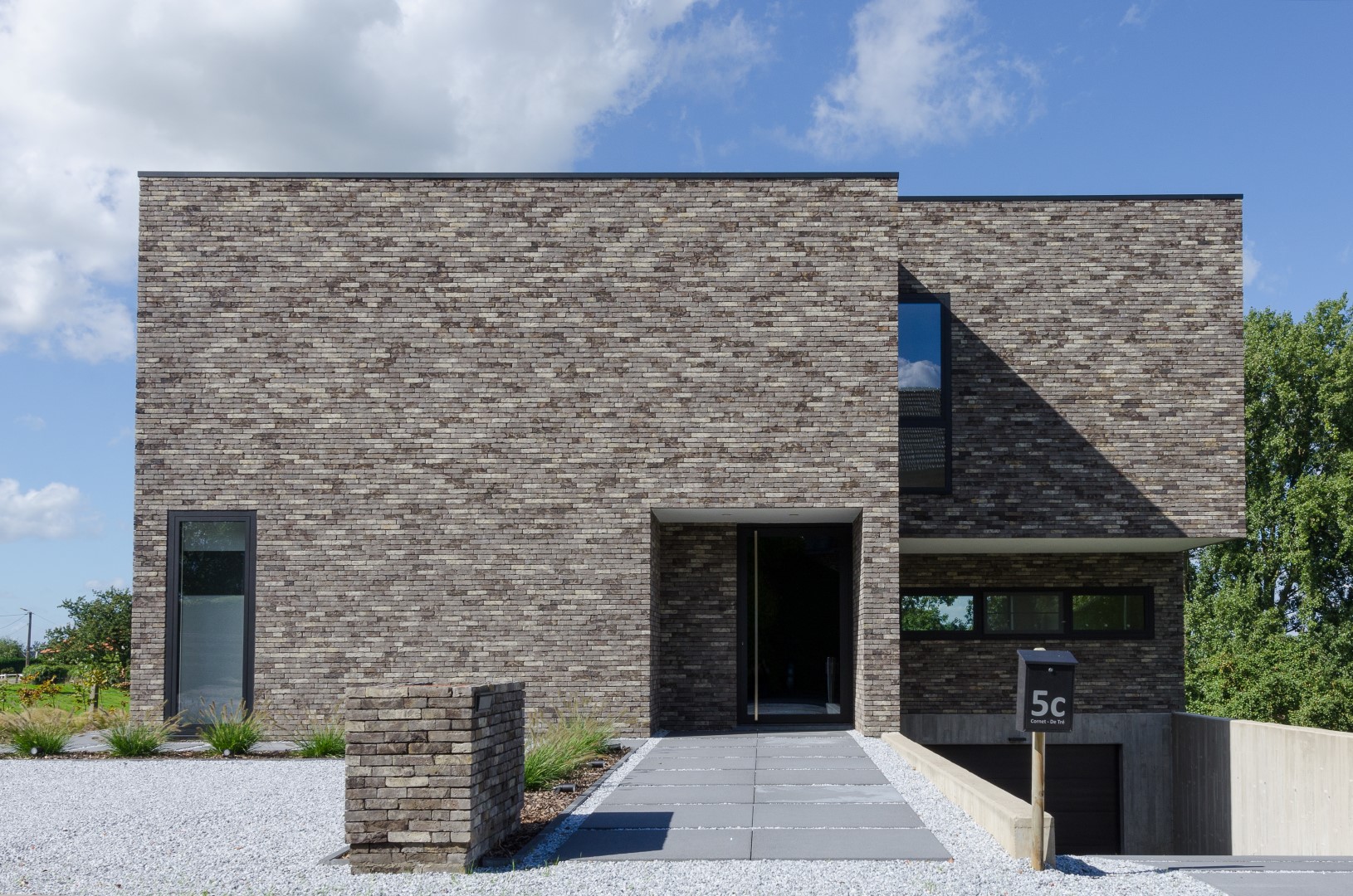 Voorgevel strakke woning in Herfelingen