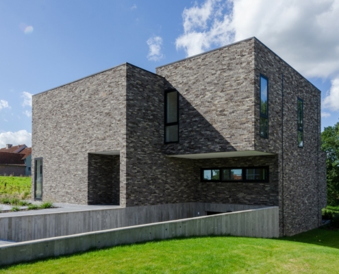 Voorgevel met oprit strakke woning Herfelingen