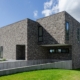 Voorgevel met oprit strakke woning Herfelingen