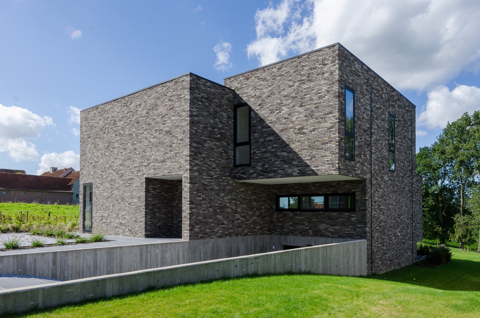 Voorgevel met oprit strakke woning Herfelingen