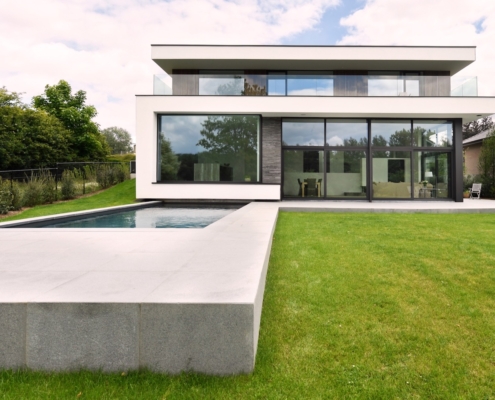 Achterkant strakke renovatie woning in Dilbeek