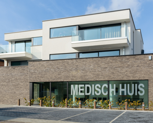 Voorkant moderne nieuwbouw voor medisch centrum in Ternat