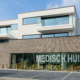 Voorkant moderne nieuwbouw voor medisch centrum in Ternat
