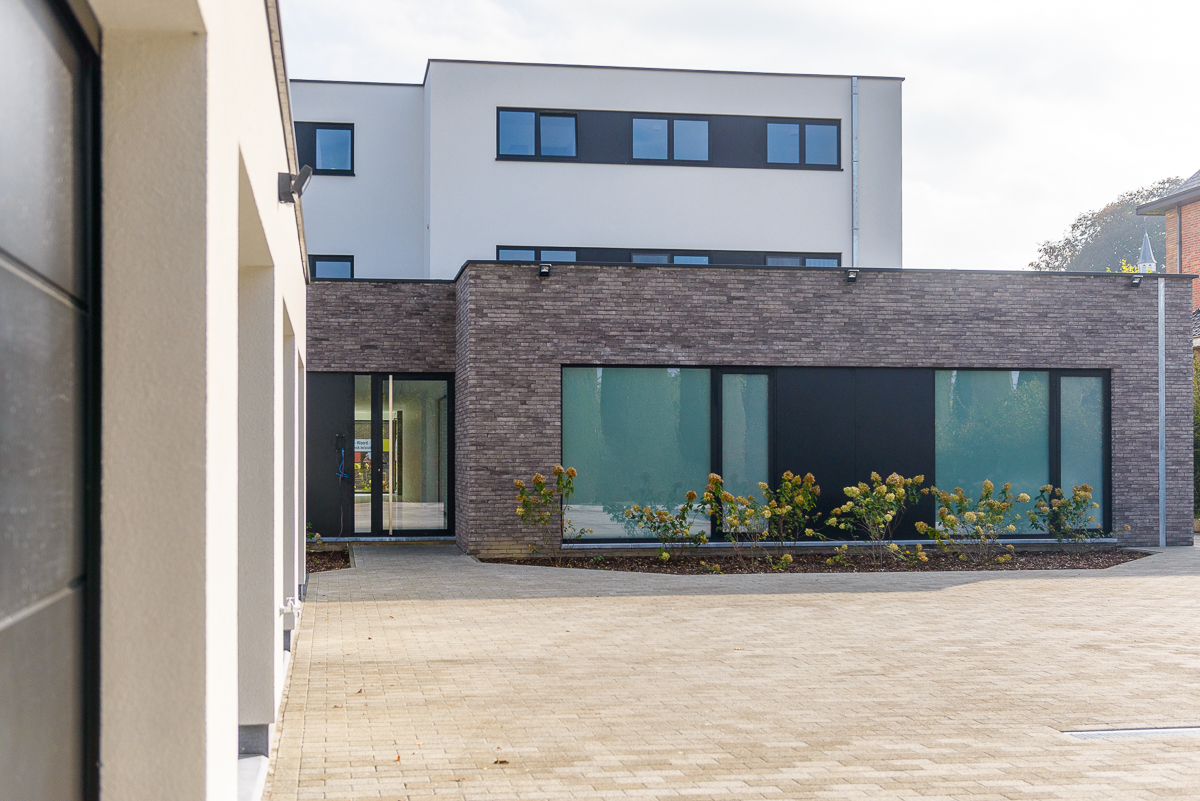De grote raampartijen zorgen voor een optimale lichtinval in het pand Inkom moderne nieuwbouw voor medisch centrum in Ternat