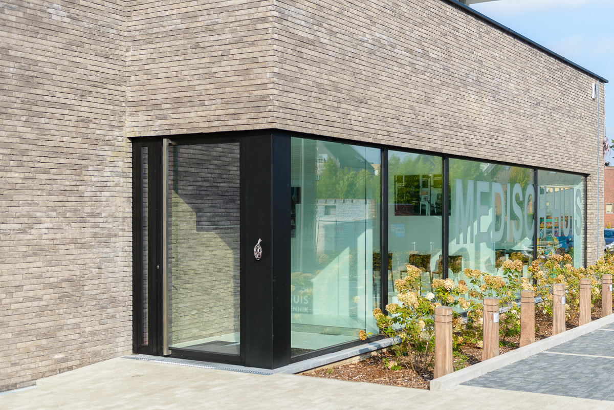 De inkom van deze woning is meteen heel uitnodigend door de vele raampartijen Detail inkom moderne nieuwbouw voor medisch centrum in Ternat