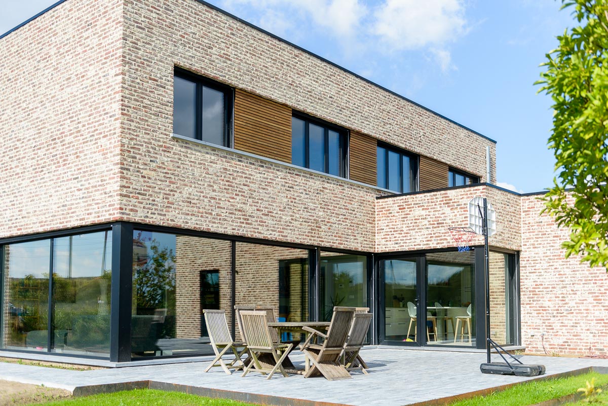Detail achterkant met terras hedendaags-moderne totaalrenovatie woning