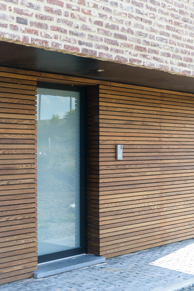 Detail inkom hedendaags-moderne totaalrenovatie woning