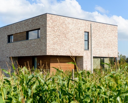 Voorkant hedendaags-moderne totaalrenovatie woning