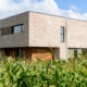 Voorkant hedendaags-moderne totaalrenovatie woning