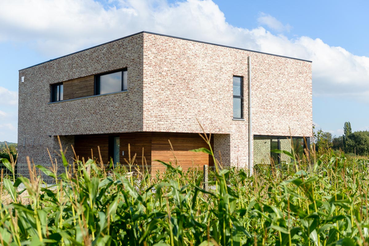Voorkant hedendaags-moderne totaalrenovatie woning