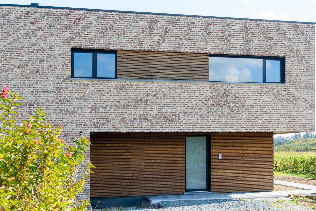 Detail voorkant hedendaags-moderne totaalrenovatie woning