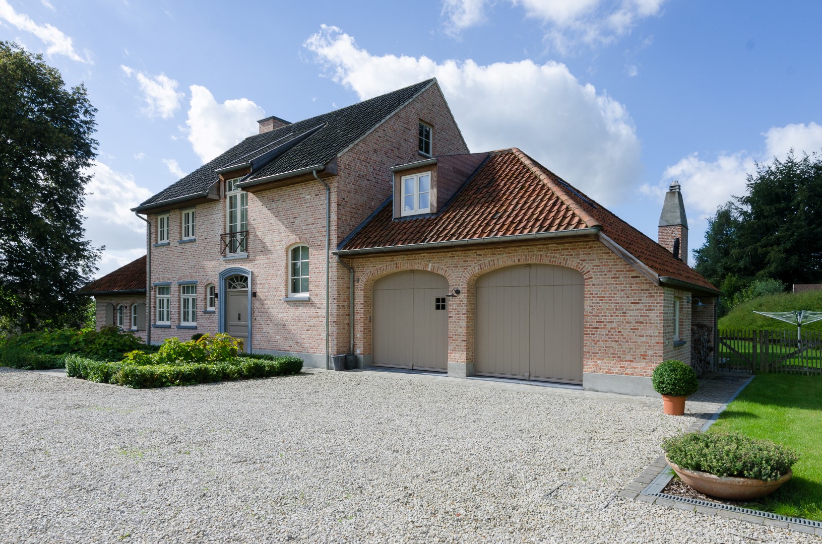 Voorgevel brede pastorijwoning in Essene