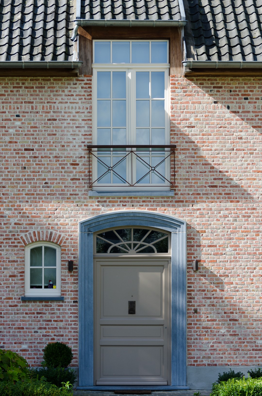 Detail voordeur pastorijwoning met landelijke elementen