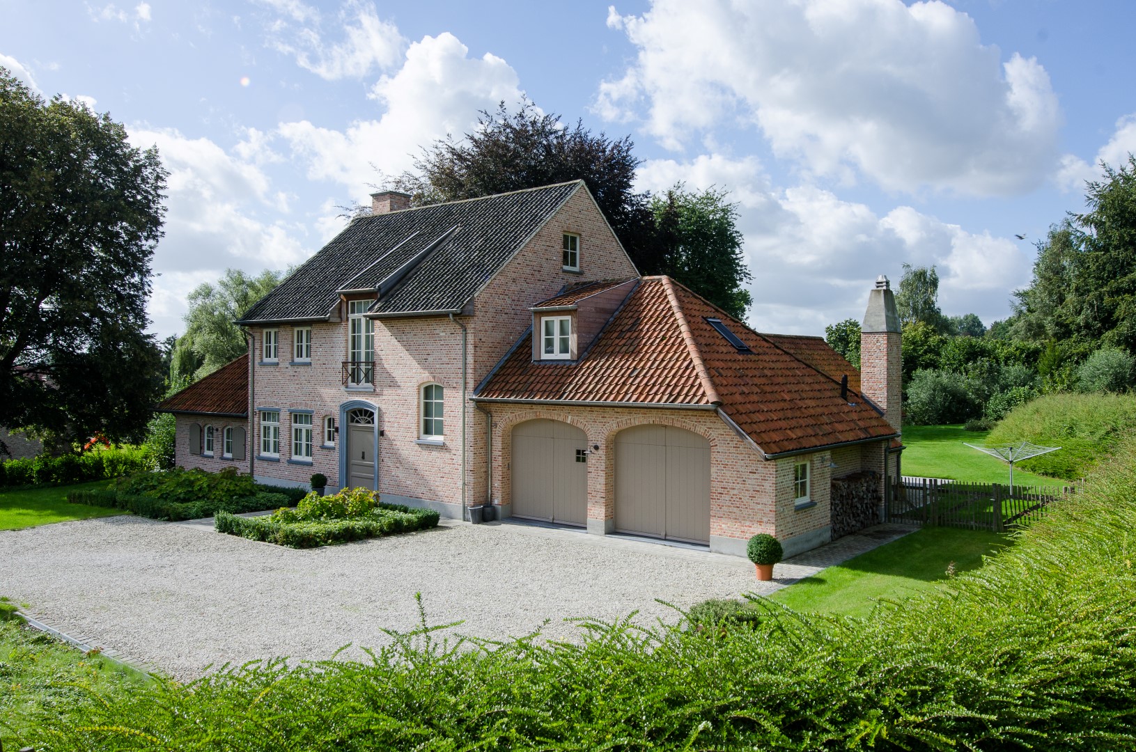 Gevel pastorijwoning met landelijke accenten