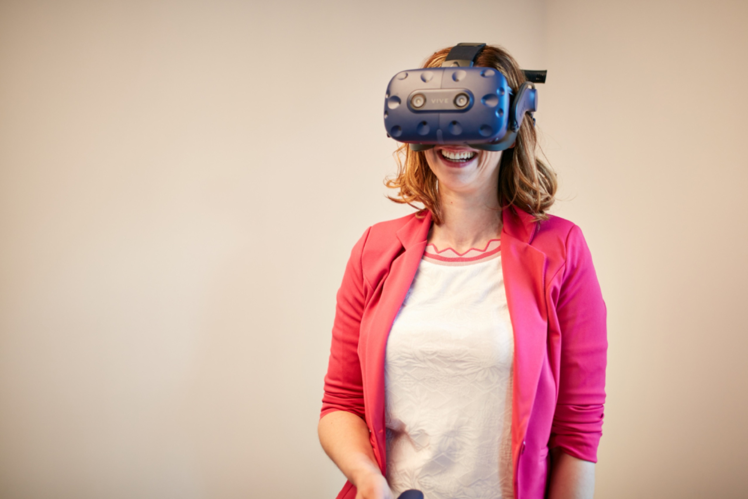 Vrouw draagt VR bril en geniet van een virtuele beleving van haar bouwproject