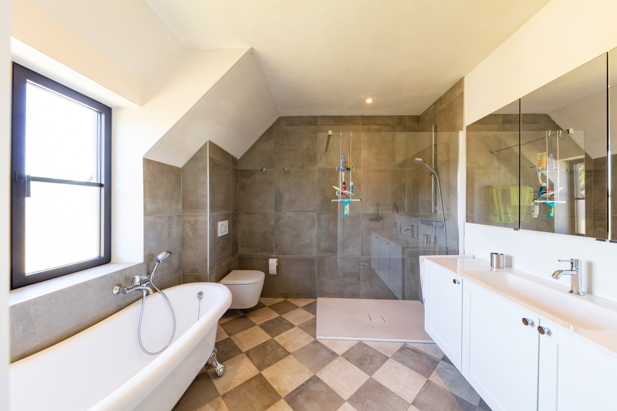 Badkamer met landelijke elementen in Lennik