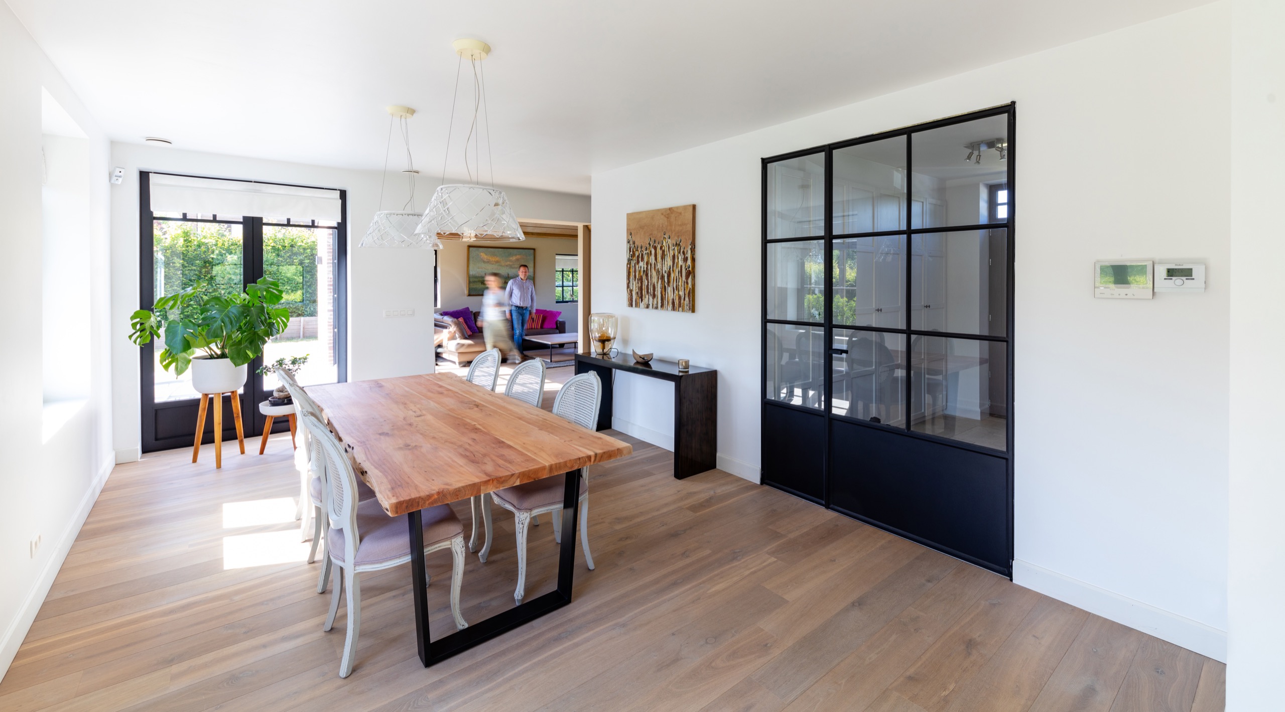Landelijke, lichtrijke living met houten en zwarte accenten in Lennik
