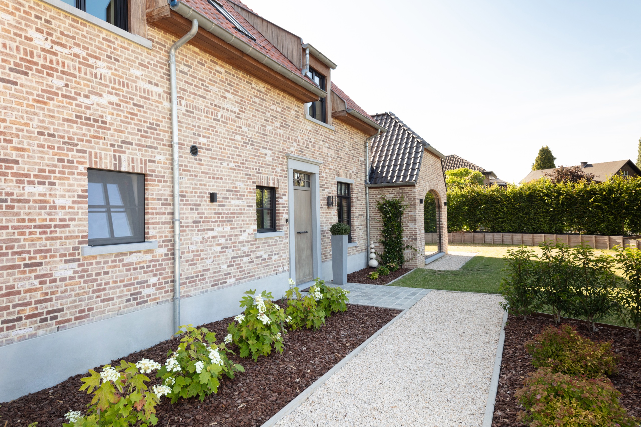 Voorgevel van landelijke woning met beplanting in Lenning