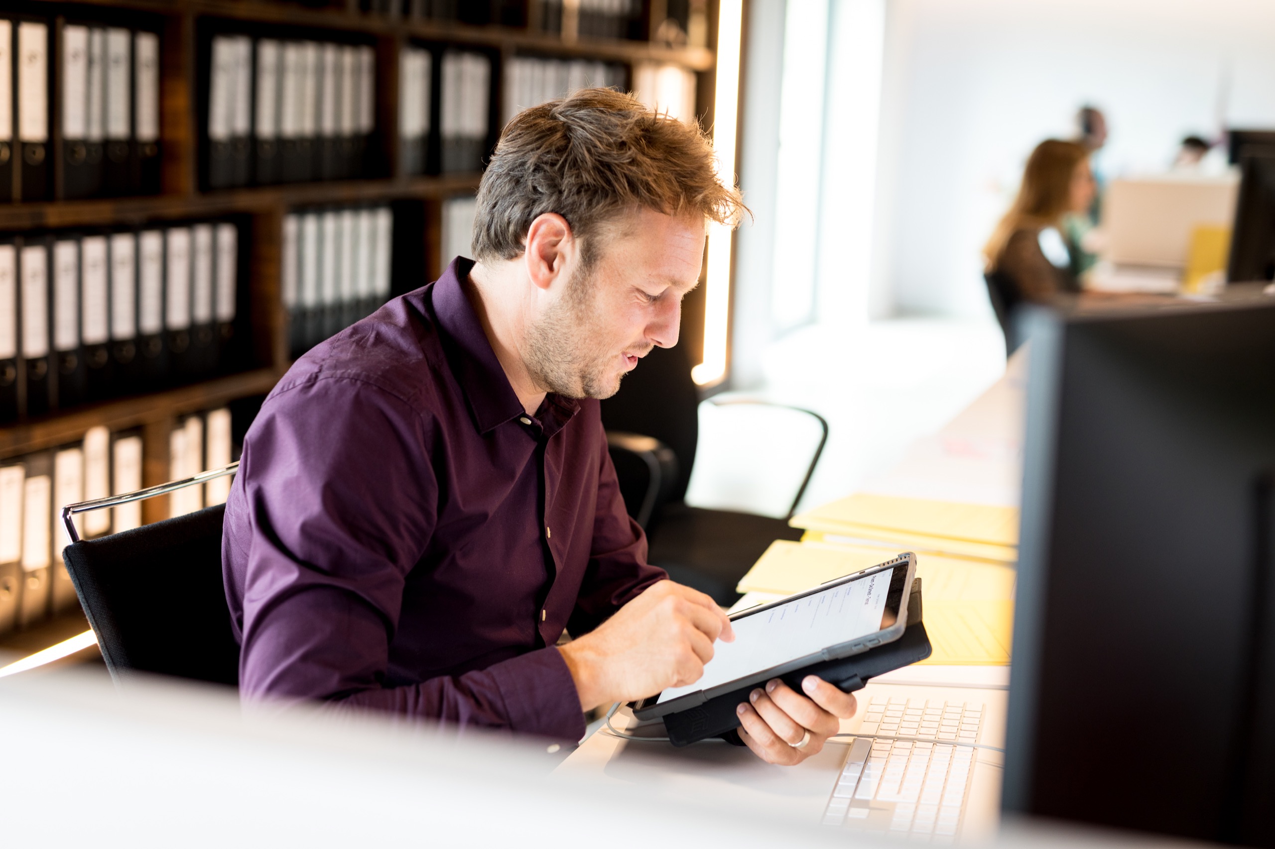 Bij A-Projects werken we graag individueel, maar we zijn ook samen sterk Zaakvoerder Jordi geconcentreerd aan het werk met de tablet