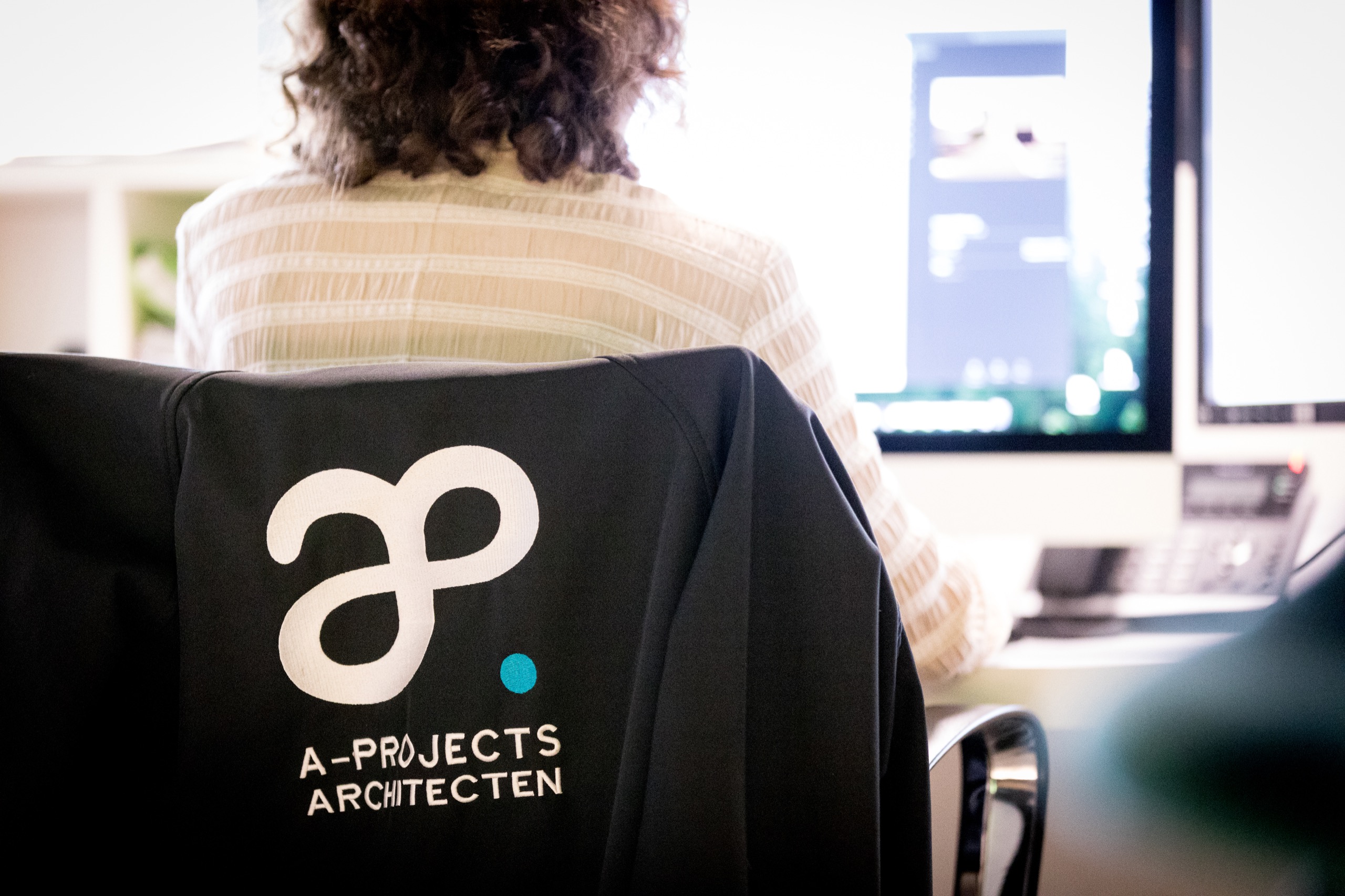 Wil jij deel uitmaken van een innovatief architectenbureau? Logo van A-Projects op sweater