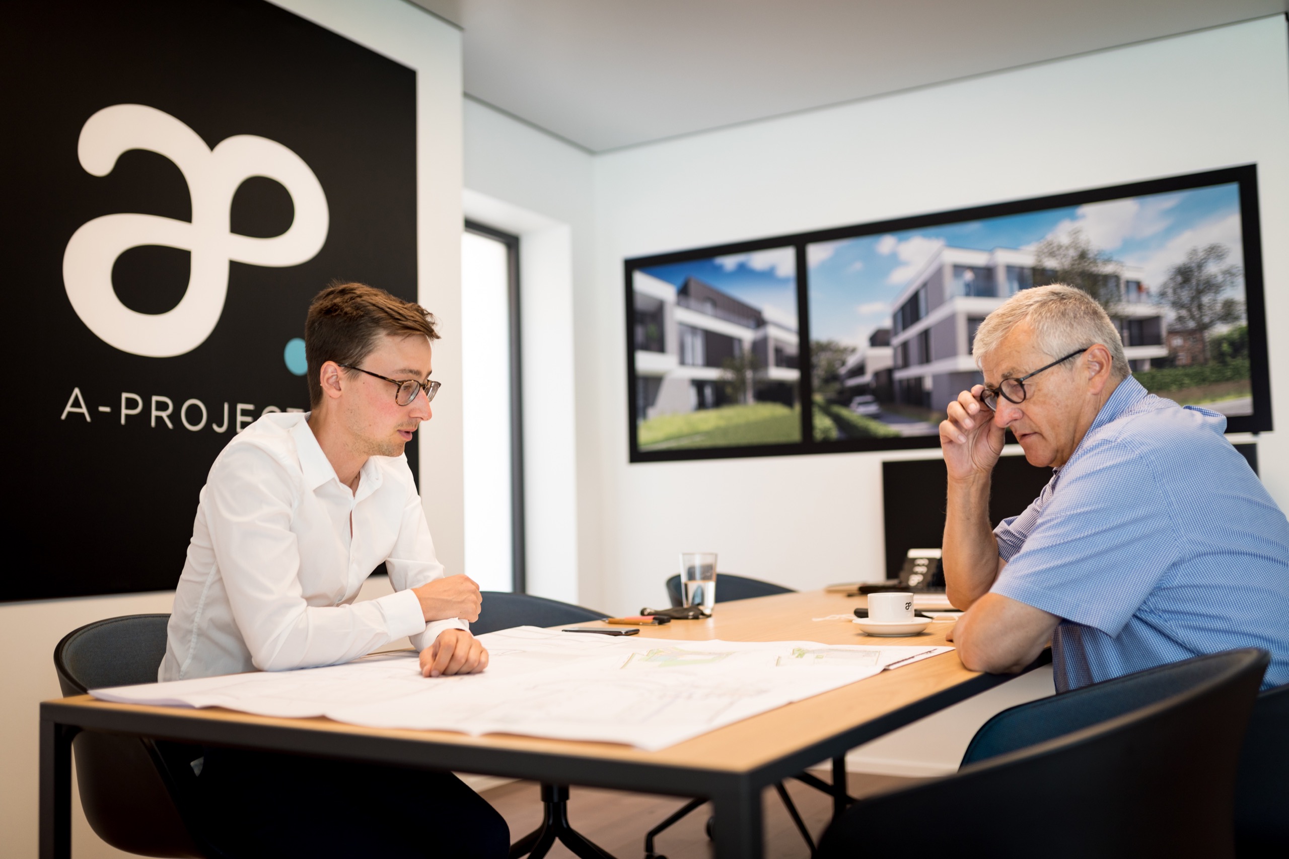 Bij A-Projects nemen we graag de tijd om je uitgebreid te leren kennen en om jouw wensen en dromen te bespreken Zaakvoerder Tom is in bespreking met een klant