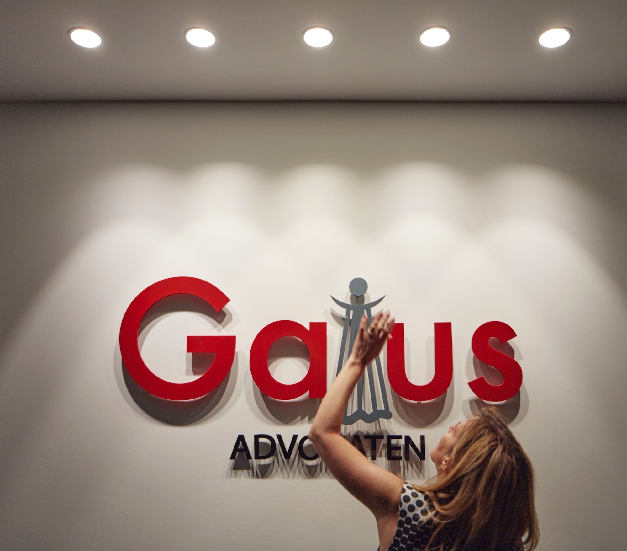 Detail logo Gaius aan de inkom van het kantoor in Ternat