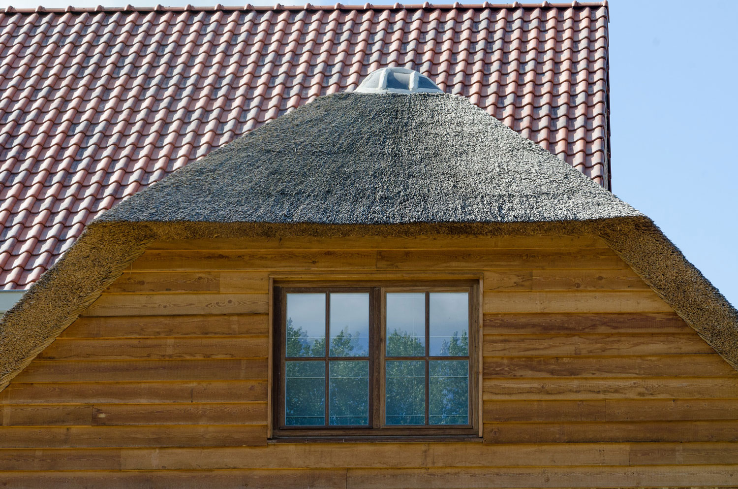 De houten accenten in combinatie met het rieten dak geeft karakter aan deze landelijke woning Detail houtwerk gevel karaktervolle, landelijke nieuwbouw