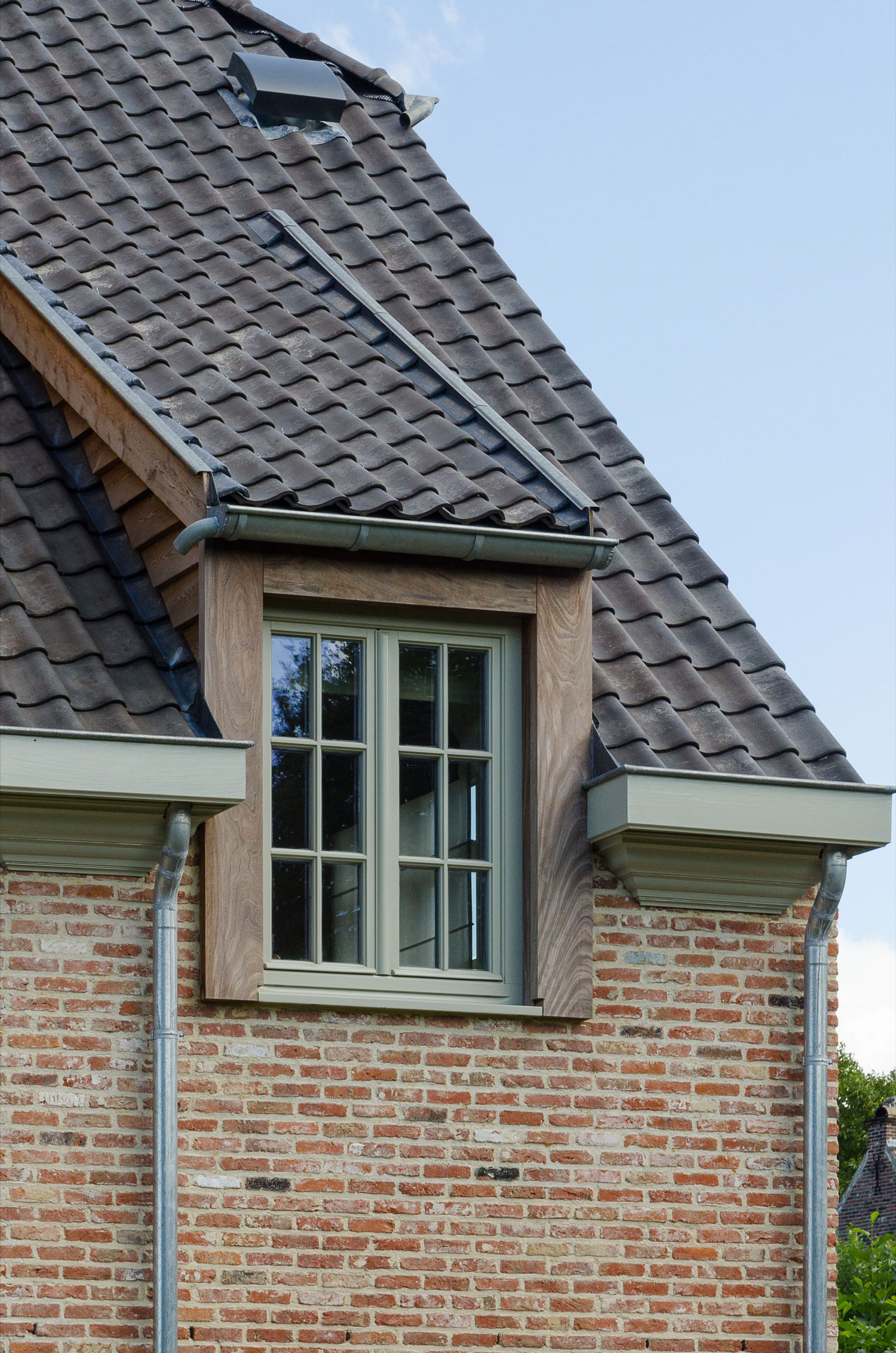 De dakkapel zorgt voor een landelijke eyecatcher van deze woning Detail dakkapel karaktervolle, landelijke nieuwbouw