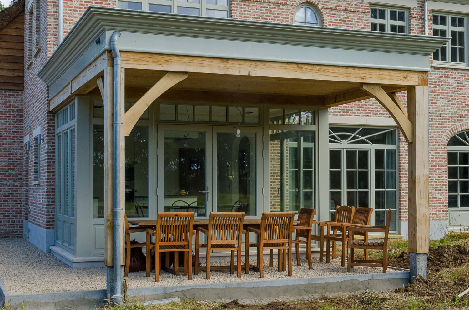 Het overdekt terras ligt helemaal in lijn met de architectuur van deze landelijke woning Detail overdekt terras karaktervolle, landelijke nieuwbouw